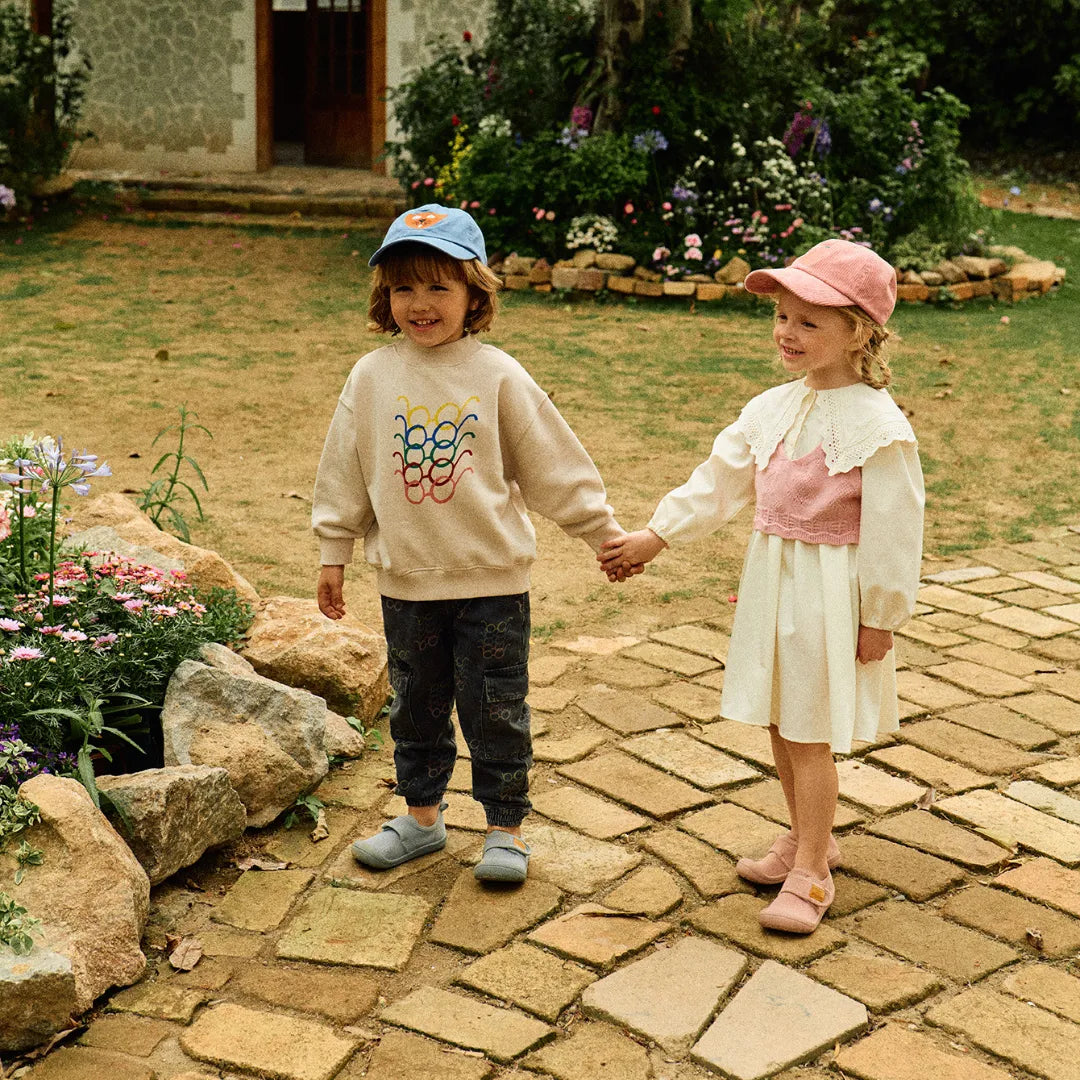 Menino a caminhar ao ar livre com Attipas Skin Shoes (Grey), destacando a adaptação do calçado ao dia a dia infantil.
