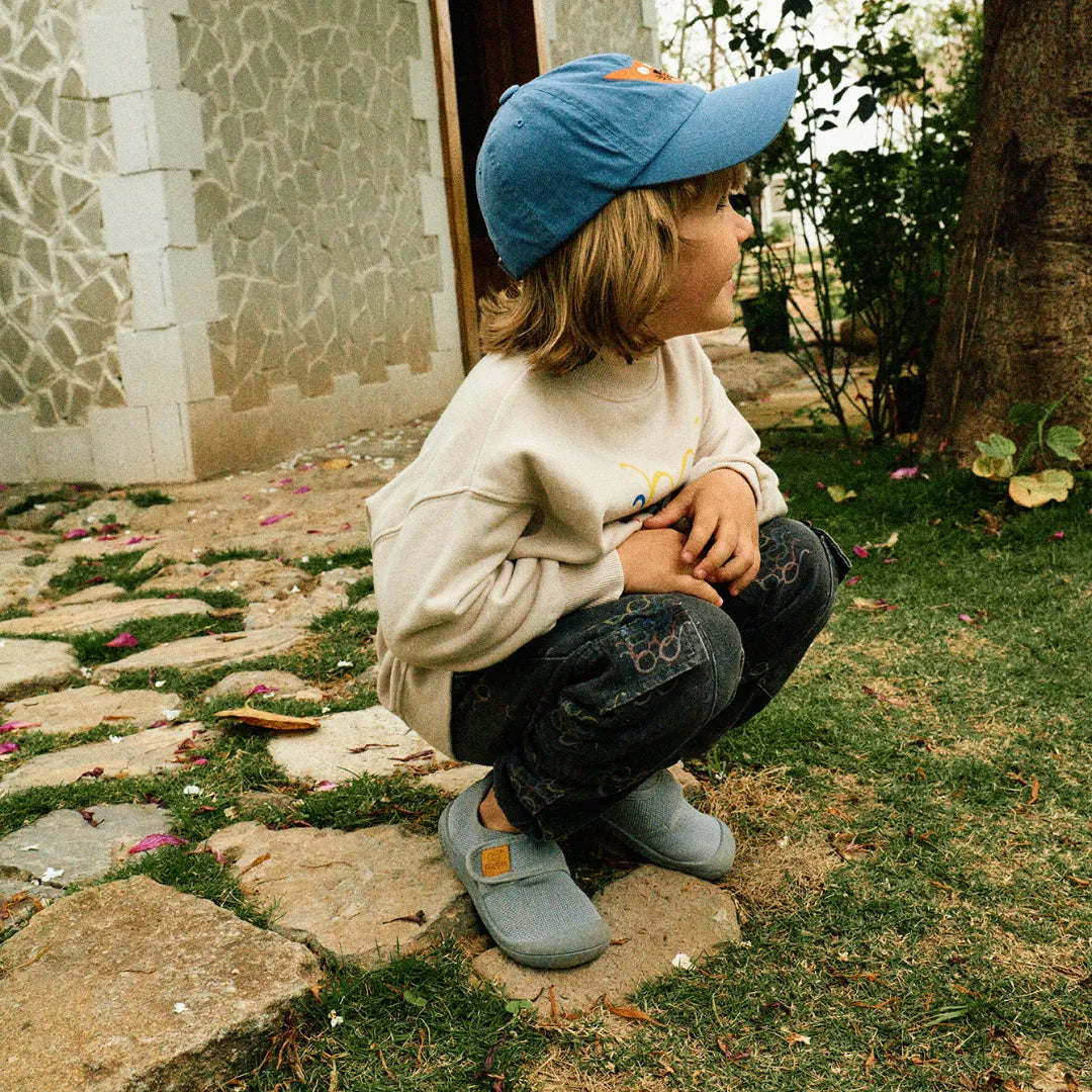 Menina a caminhar com Attipas Skin Shoes (Grey), ilustrando o conforto e a liberdade de movimentos que o calçado barefoot proporciona.
