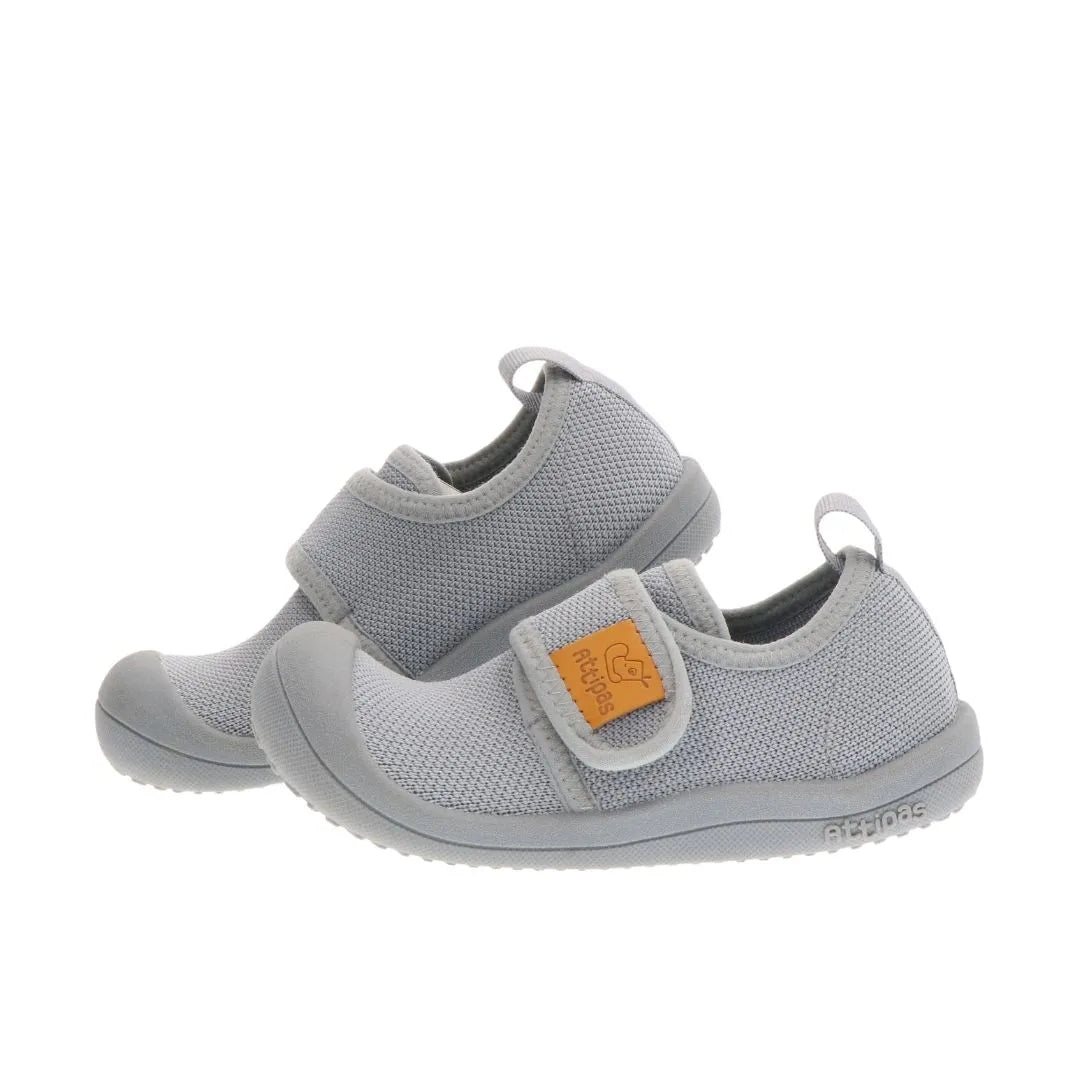 Calçado barefoot respeitador Attipas Skin Shoes (Grey), com um design confortável e flexível, em tonalidade cinza, ideal para os primeiros passos dos bebés.
