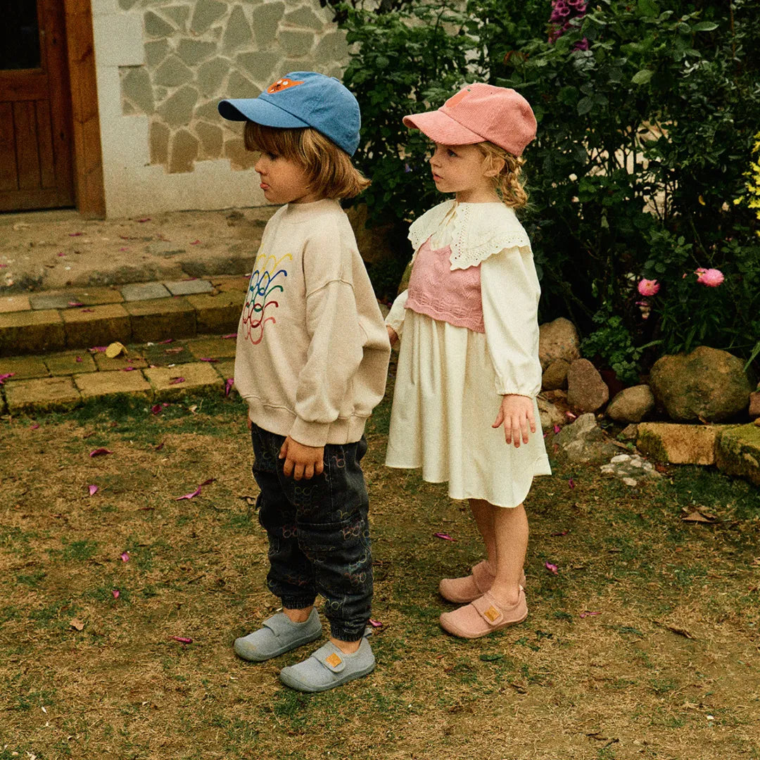 Criança a movimentar-se naturalmente com Attipas Skin Shoes (Grey), reforçando a flexibilidade e ajuste do calçado ao pé infantil.
