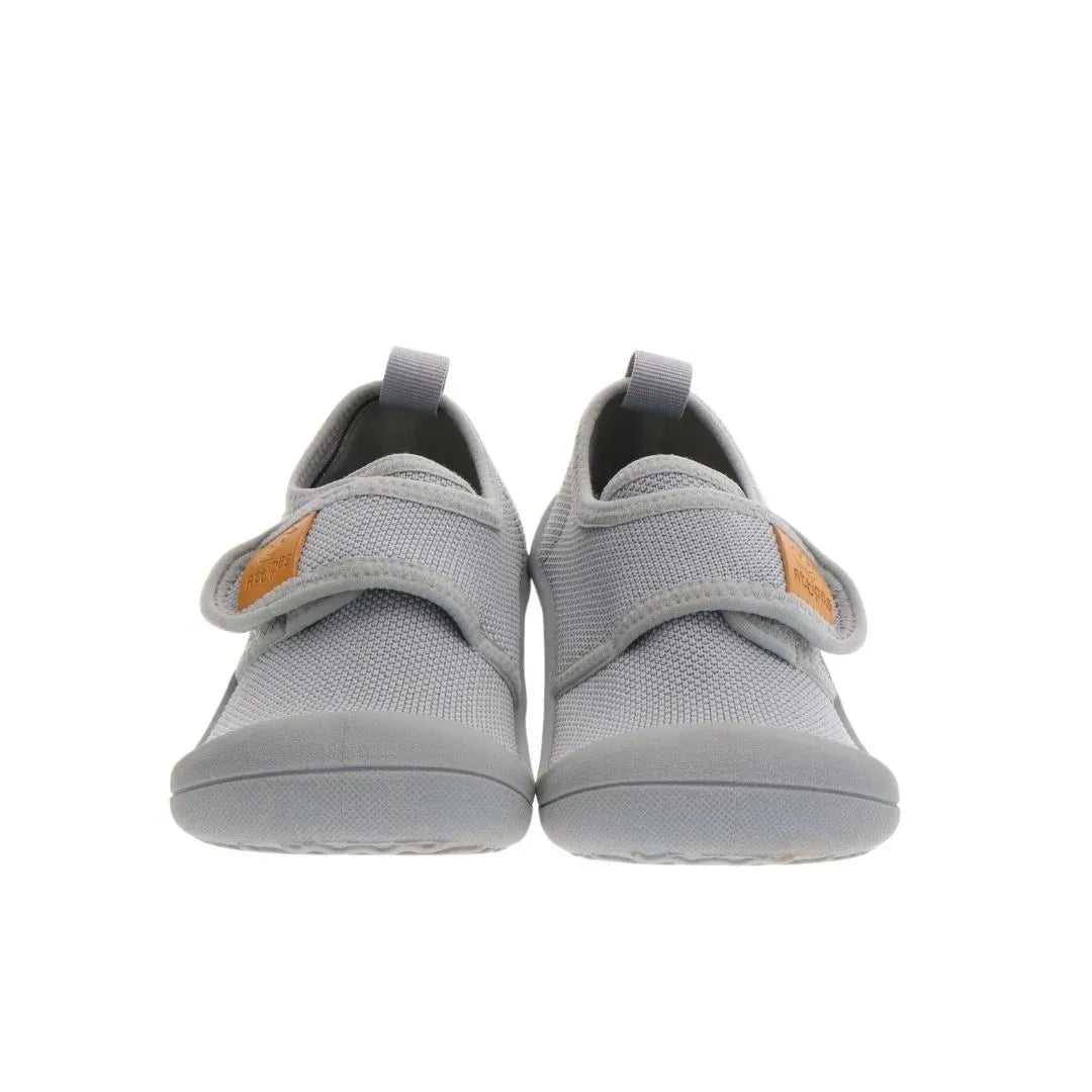 Vista traseira do Attipas Skin Shoes (Grey), mostrando o design anatómico e o suporte suave para os pés dos bebés.
