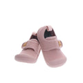 Attipas Skin Shoes Pink, calçado barefoot respeitador para bebés que já andam, com design flexível e biqueira larga, garantindo conforto e liberdade de movimentos.
