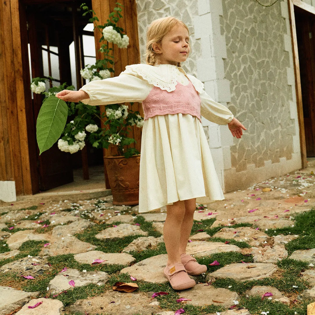 Menina a brincar ao ar livre com Attipas Skin Shoes Pink, destacando a leveza e o conforto do calçado barefoot.
