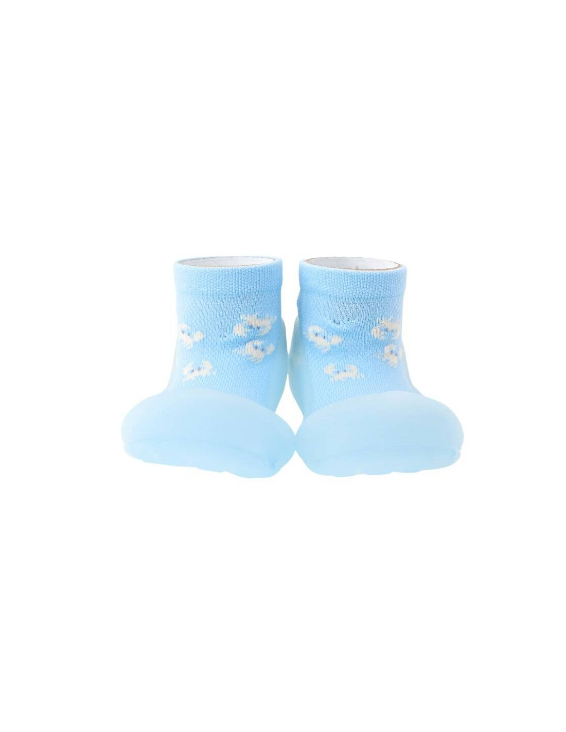 Par de sapatilhas Attipas Summer azuis claras com padrão de nuvens brancas, mostrando a sola larga e flexível.