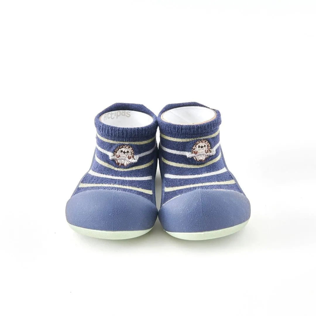  Par de sapatos barefoot Attipas Hedgehog Navy, em azul com listras brancas e detalhe de ouriço na parte superior, solas antiderrapantes.