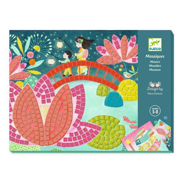 Kit Avenir Mosaicos Kyoto Djeco aberto, mostrando um cartão ilustrado de carpa em processo de mosaico com peças de espuma brilhante.