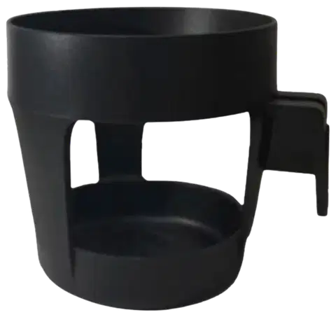 Close-up de um porta-copos preto de plástico, desenhado para ser anexado à lateral de uma cadeira auto infantil.