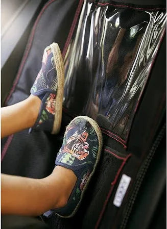Detalhe da capa protetora Axkid em uso, mostrando pés de criança com sapatos estampados a tocar na secção transparente superior.