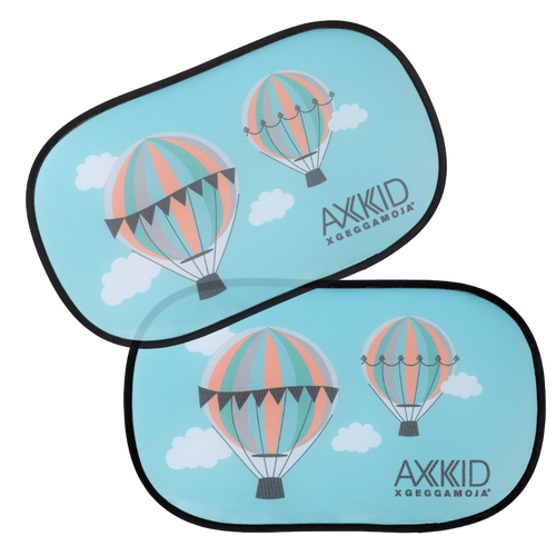 Par de cortinas protetoras solares Axkid para carro com padrão de balões de ar quente em tons pastel e nuvens.