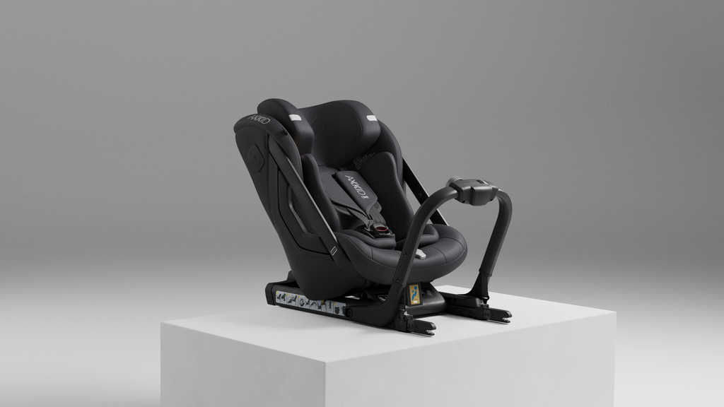Cadeira auto Axkid ONE 3 Mesh em fundo neutro mostrando o design ergonómico.