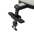 Detalhe do apoio de pés ajustável (Up Footrest) da Axkid, mostrando a sua fixação à base da cadeira auto e a superfície texturizada para os pés.