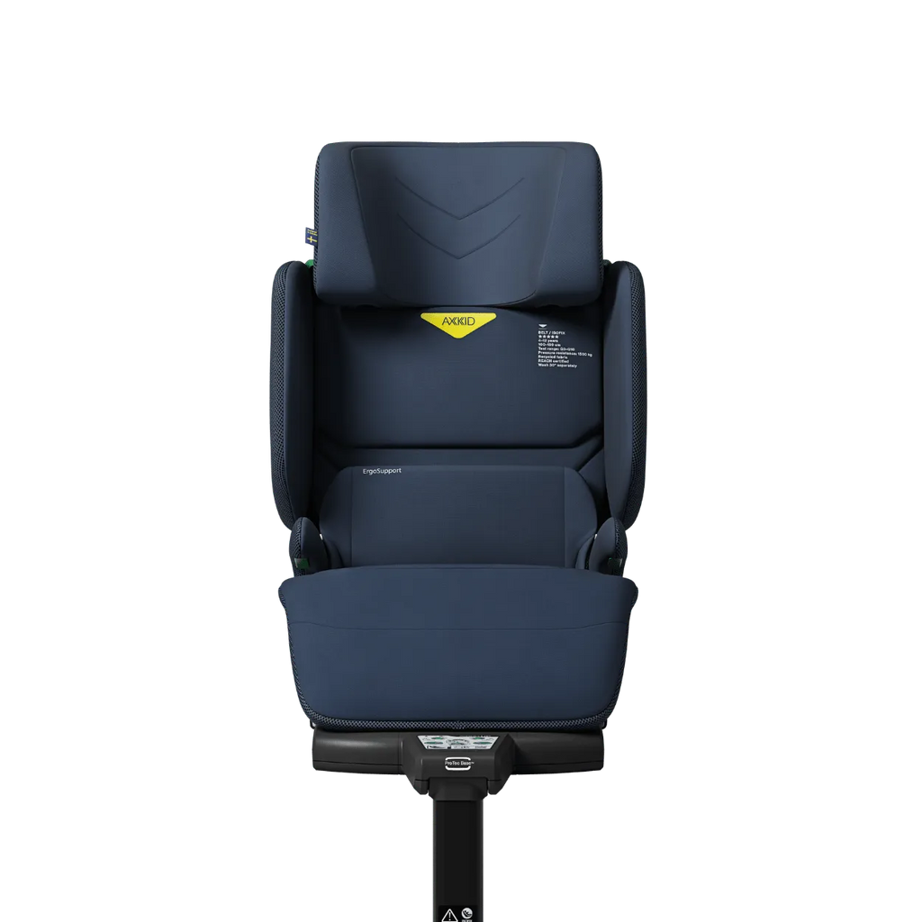 Cadeira auto Axkid Up na cor azul escuro (Navy), vista frontal completa.