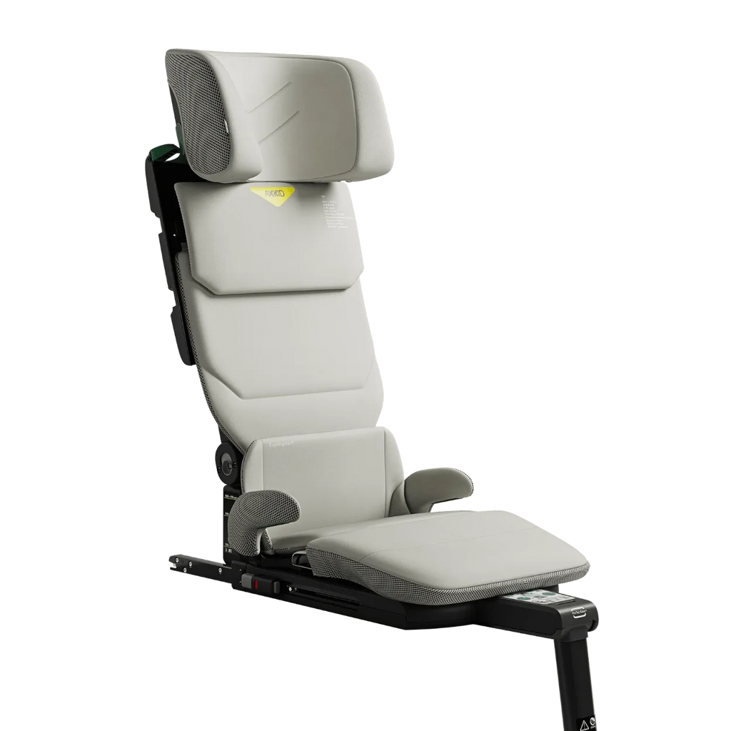 Cadeira auto Axkid Up na cor cinza claro (Granite), vista frontal completa.