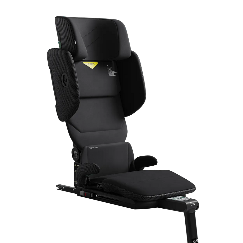 Cadeira auto Axkid Up cinza escuro (Shell), vista em ângulo semi-lateral esquerdo.