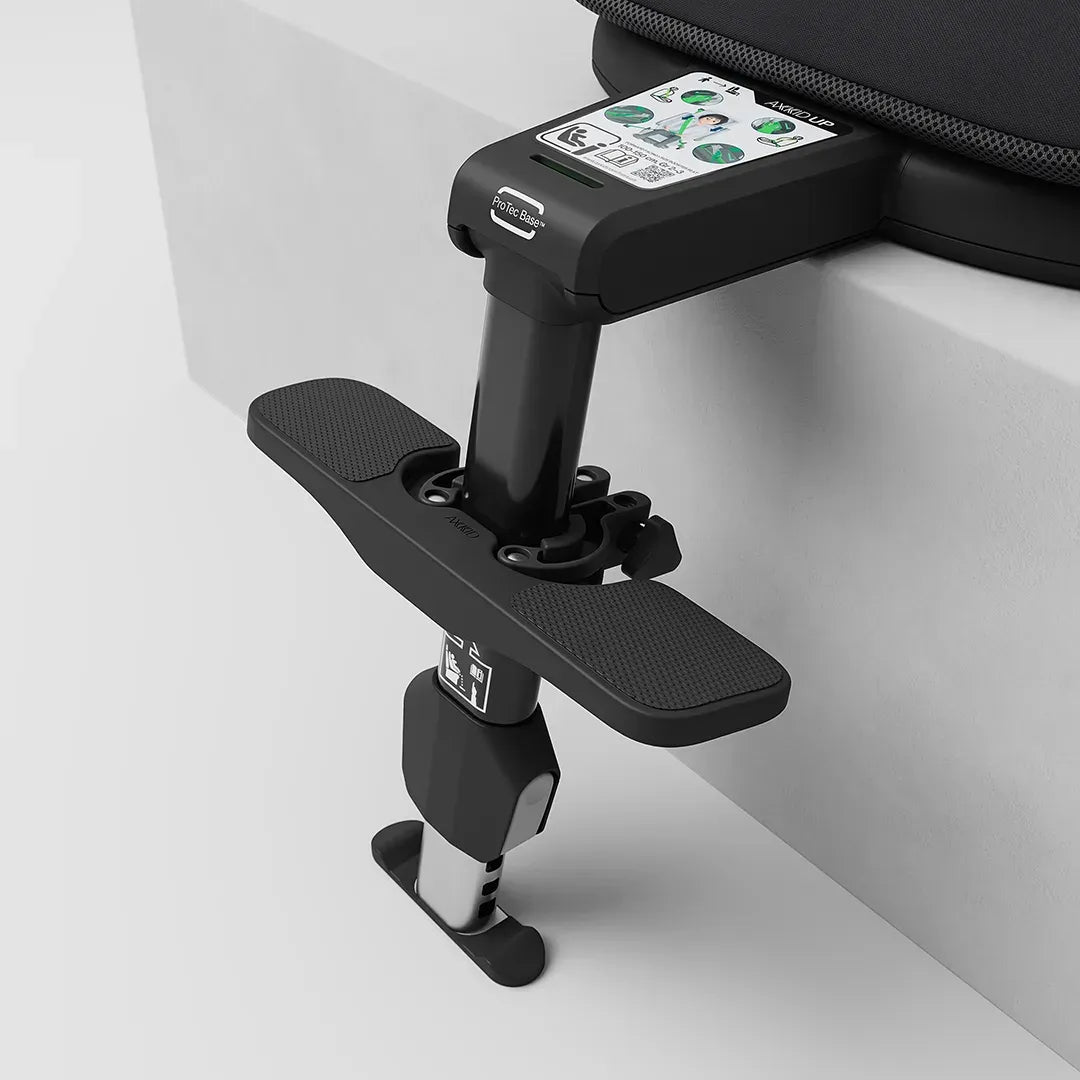 Detalhe do sistema de fixação ISOFIX e da perna de apoio da cadeira Axkid Up.