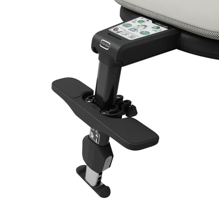 Detalhe da base da cadeira auto Axkid Up™ mostrando a perna de apoio ajustável ProTecBase™ e a área para os pés.