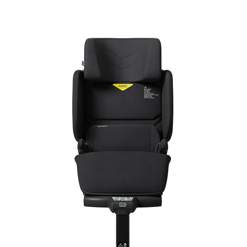 Cadeira auto Axkid Up na cor preta (Tar), vista frontal completa.