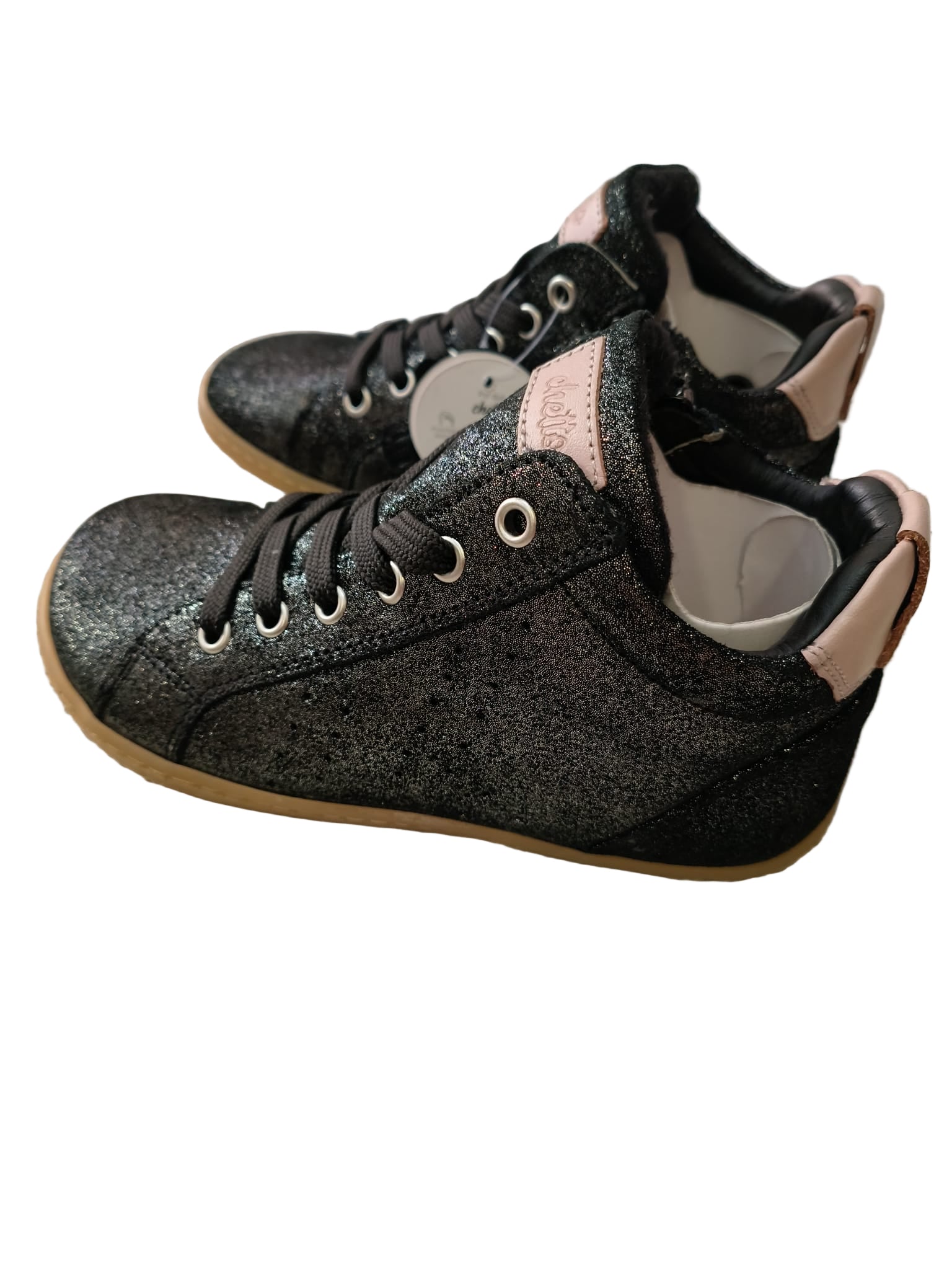 Botas Chetto Barefoot Pretas com glitter, atacadores e detalhes rosa, vista lateral em fundo branco.