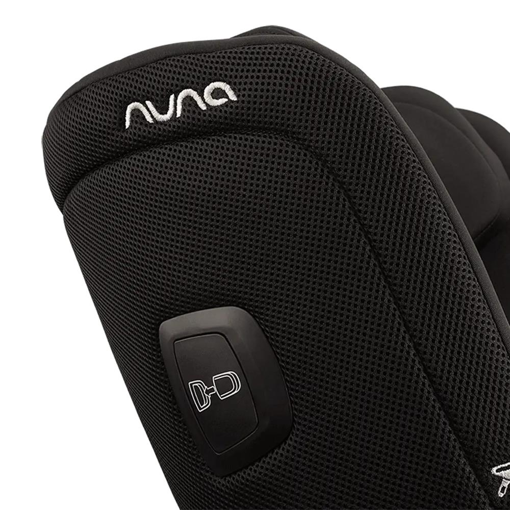 Close-up da forra de verão preta Nuna, evidenciando a textura em rede (mesh) e o botão de ajuste ou encaixe lateral na estrutura da cadeira auto.