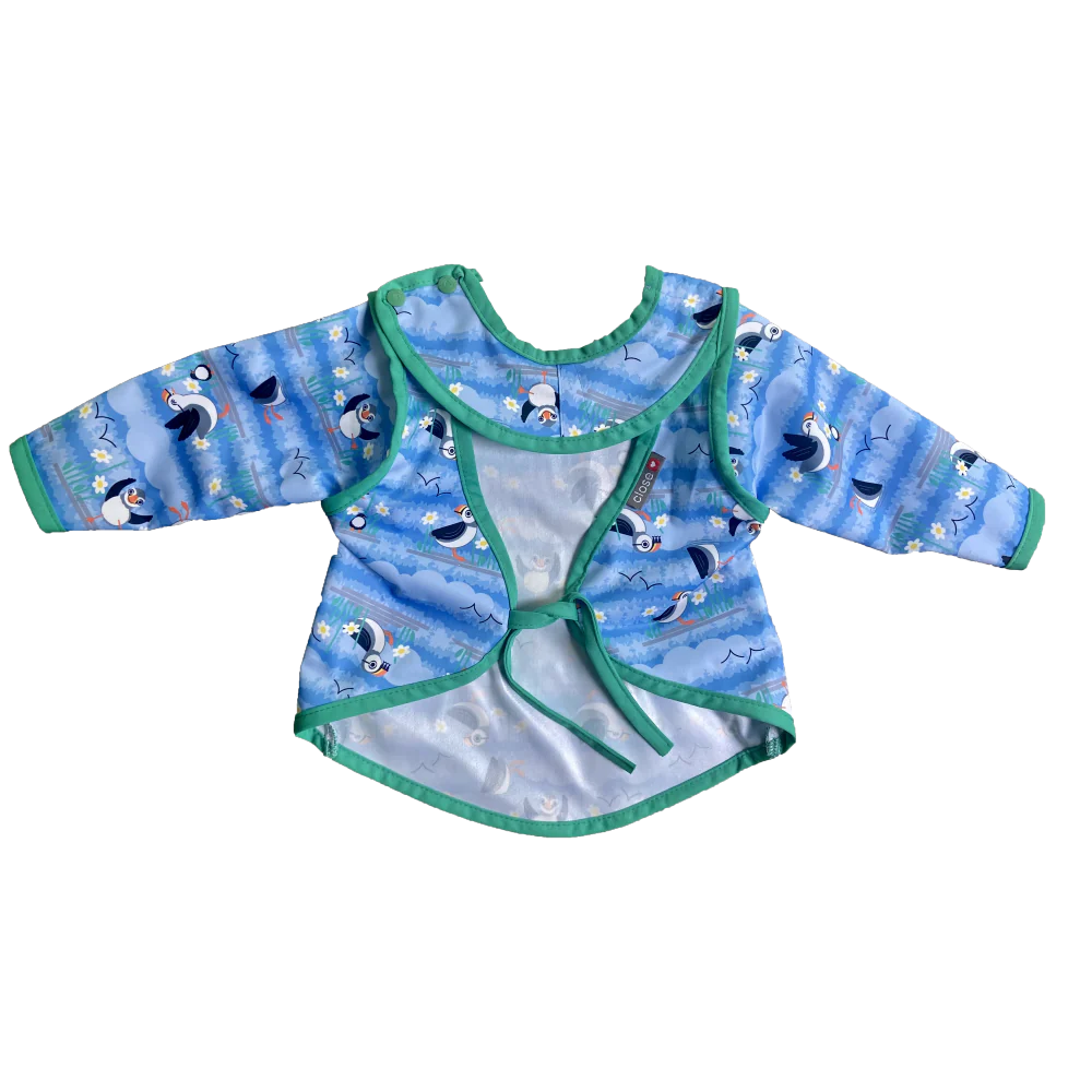 Vista das costas do babete com mangas Close, mostrando o sistema de fecho