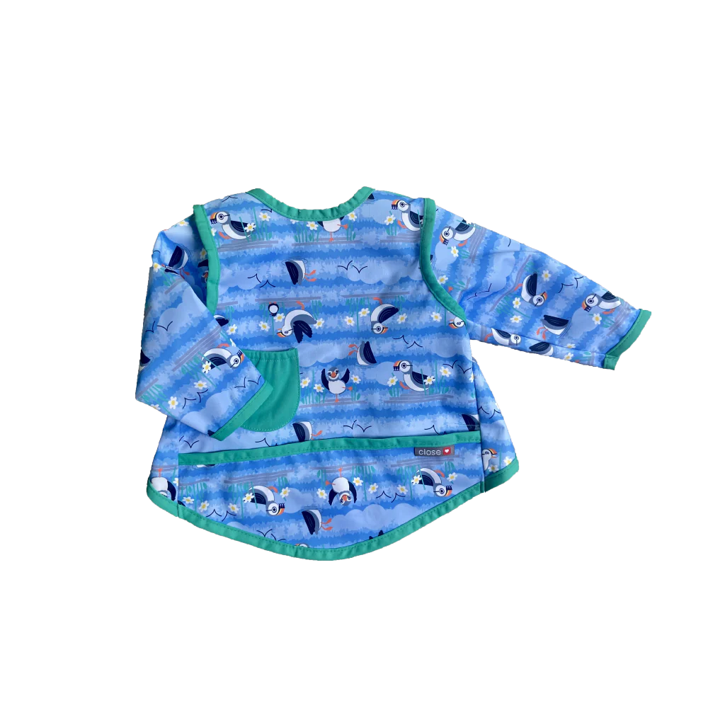 Vista frontal do babete impermeável Close com mangas e bolso frontal