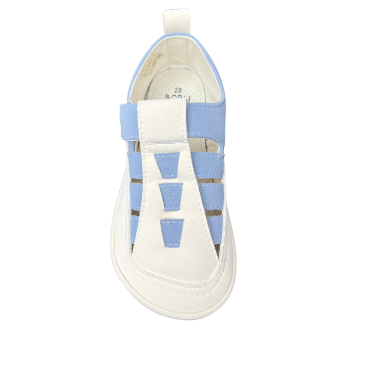 Detalhe da parte superior da sandália romana Ares Baby Lobitos, cor azul e branco, evidenciando o design respirável em malha e o fecho de velcro.