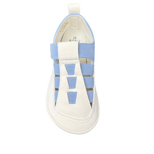 Detalhe da parte superior da sandália romana Ares Baby Lobitos, cor azul e branco, evidenciando o design respirável em malha e o fecho de velcro.