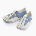 Par de sandálias romanas Baby Lobitos Ares, azul e branco, em ângulo, mostrando a forma anatómica da ponta e a construção barefoot.