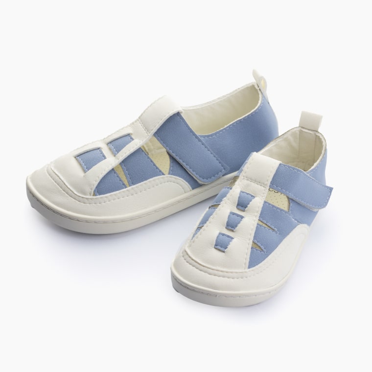 Par de sandálias romanas Baby Lobitos Ares, azul e branco, em ângulo, mostrando a forma anatómica da ponta e a construção barefoot.