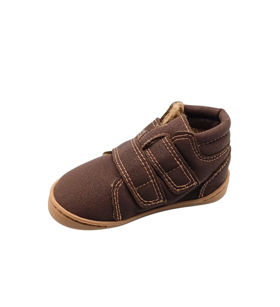 Bota de inverno barefoot Baby Lobitos Eclipse castanha, vista lateral, com fecho de velcro duplo e forro de pêlo visível na abertura.