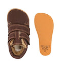 Vista superior da bota infantil Baby Lobitos Eclipse castanha com fecho de velcro e interior de pêlo, ao lado da palmilha removível laranja.