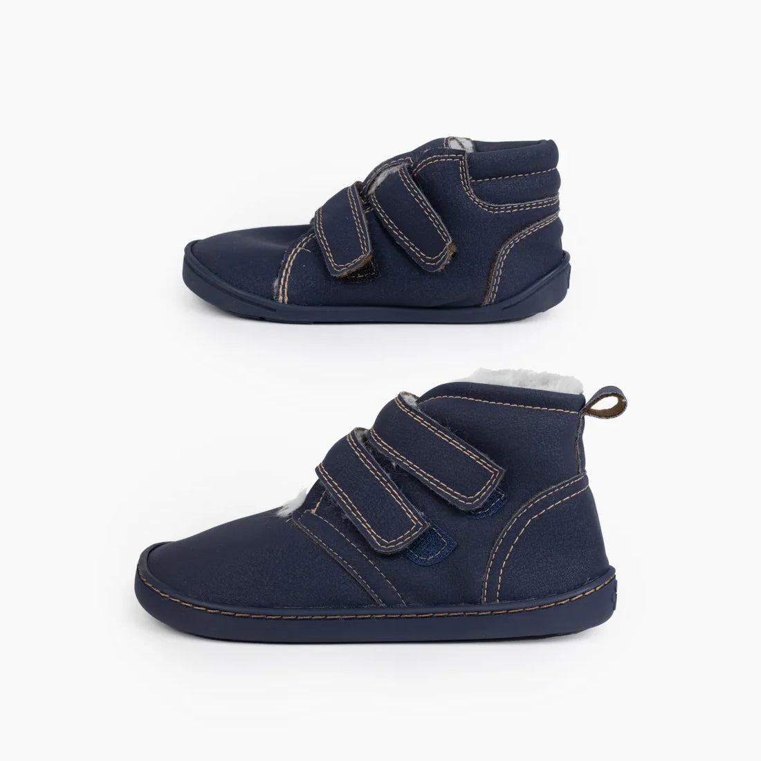 Par de Baby Lobitos Barefoot Bota Pueblo com Pêlo, botas barefoot infantis azul navy com fecho duplo em velcro e forro quente. Sola zero drop de 3,5 mm, flexível e confortável.