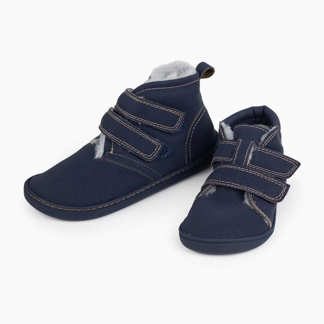 Par de Baby Lobitos Barefoot Bota Pueblo com Pêlo, botas barefoot infantis azul navy com fecho duplo em velcro e forro quente. Sola zero drop de 3,5 mm, flexível e confortável.