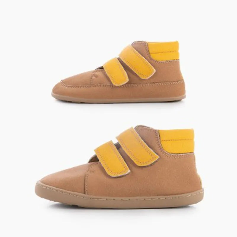 Par de Baby Lobitos Barefoot Bota Sol, botas infantis barefoot em tons de caramelo e amarelo, com fecho duplo em velcro. Sola zero drop de 3,5mm, flexível e confortável.