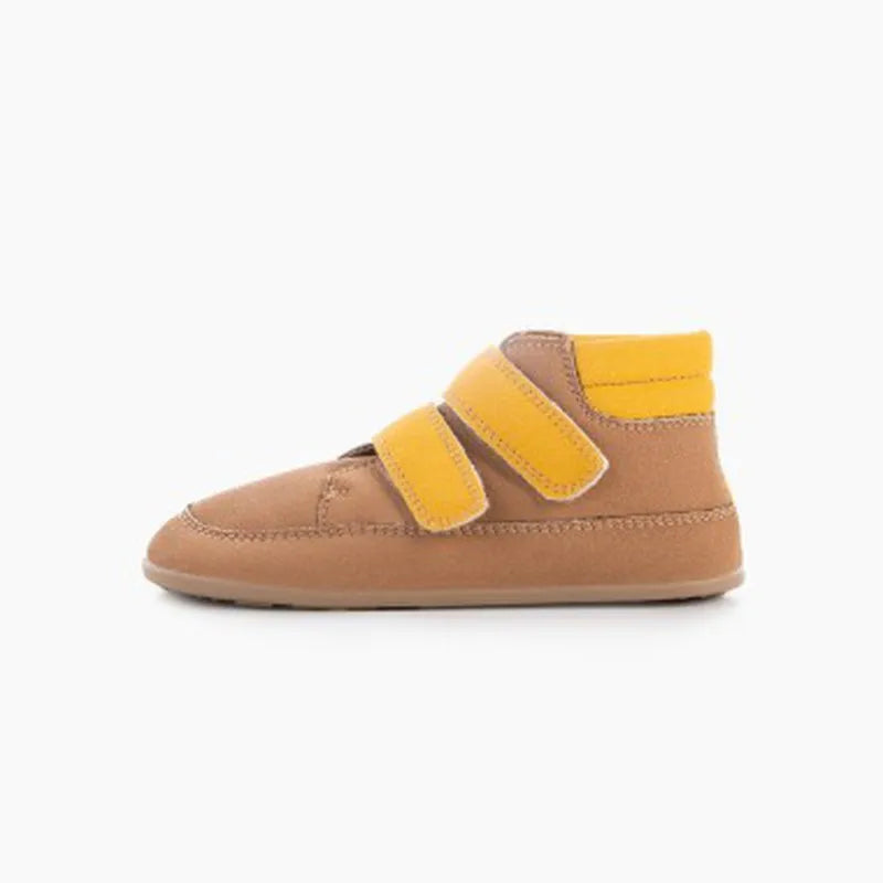 Par de Baby Lobitos Barefoot Bota Sol, botas infantis barefoot em tons de caramelo e amarelo, com fecho duplo em velcro. Sola zero drop de 3,5mm, flexível e confortável.