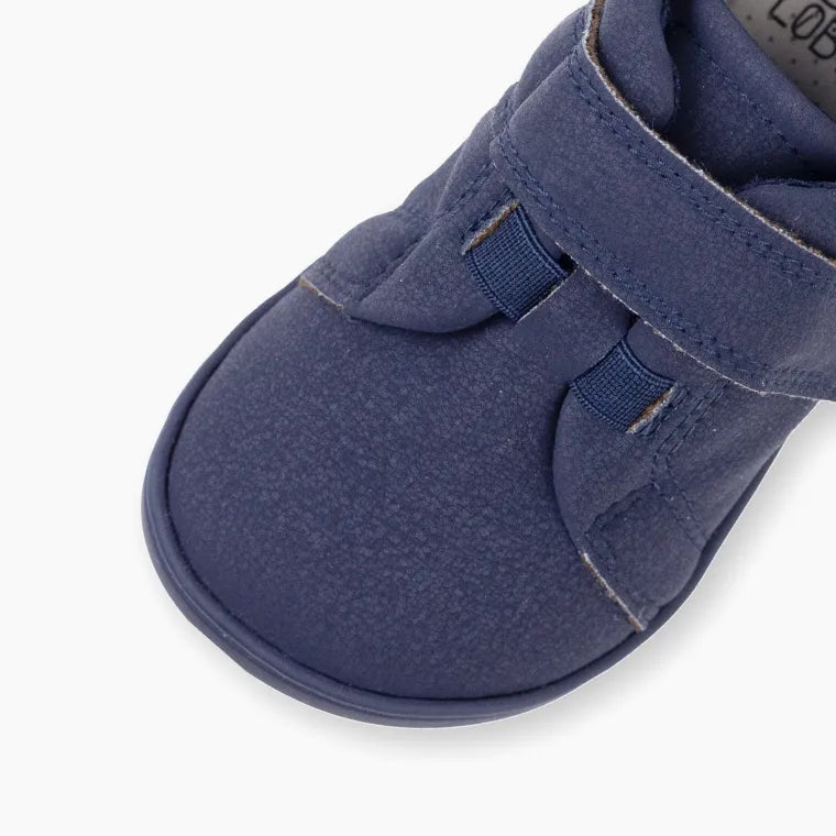 Par de Baby Lobitos Barefoot Deportivas Compás - Nova Sola, sapatilhas infantis barefoot azul colegial com sola azul flexível. Leves, confortáveis e vegan.