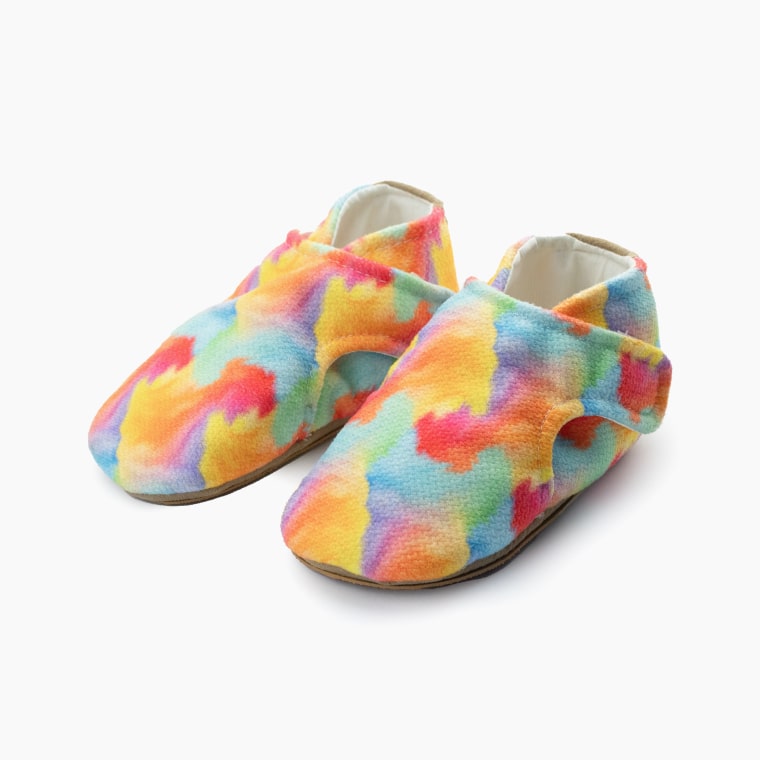 Par de sapatos Baby Lobitos Barefoot Lobitos Mini Arco Íris com padrão colorido de arco-íris, sola VIBRAM fina e sistema de ajuste em velcro, ideais para primeiros passos.

