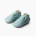 Par de sapatos Baby Lobitos Barefoot Lobitos Mini Cielo em algodão azul claro, com sola de VIBRAM flexível e ajuste por velcro, ideais para primeiros passos.