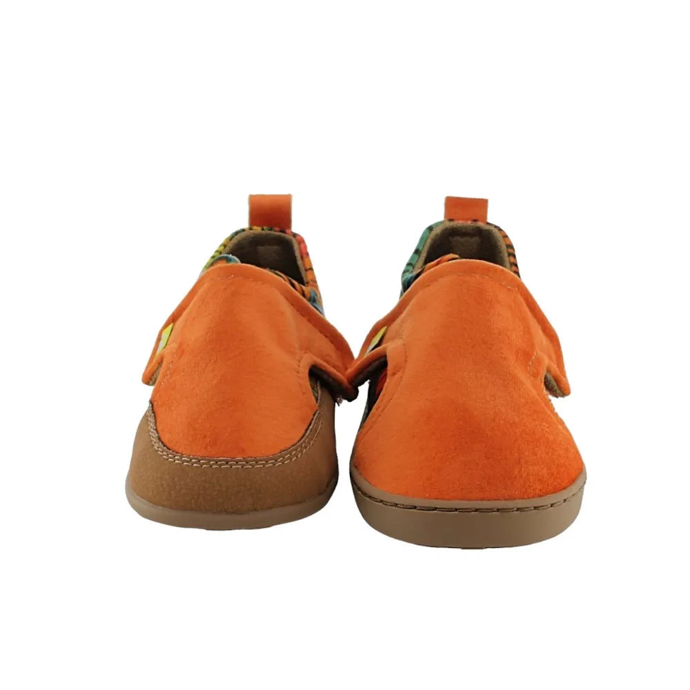 Par de Baby Lobitos Barefoot Paulitos Sabana, sapatos barefoot infantis em tom laranja e padrão colorido. Fecho em velcro, sola zero drop de 3mm, flexíveis e vegan.