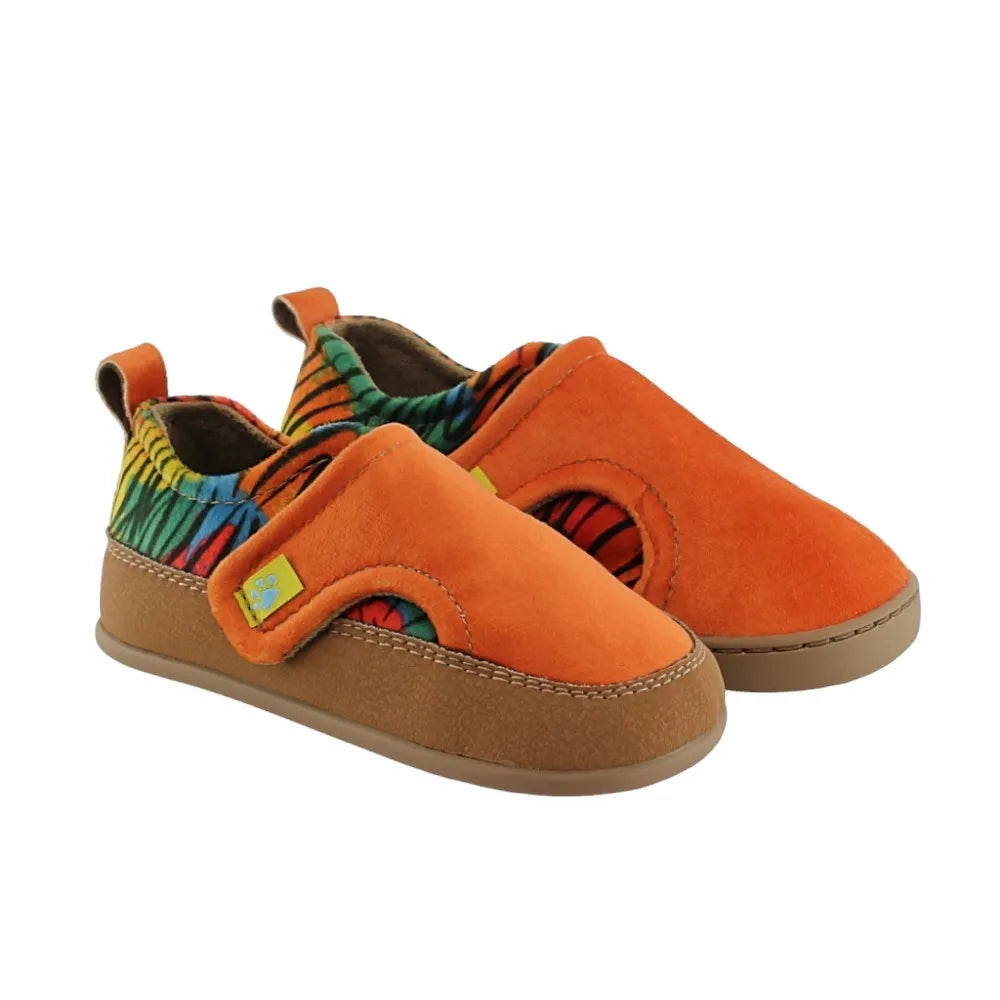 Par de Baby Lobitos Barefoot Paulitos Sabana, sapatos barefoot infantis em tom laranja e padrão colorido. Fecho em velcro, sola zero drop de 3mm, flexíveis e vegan.