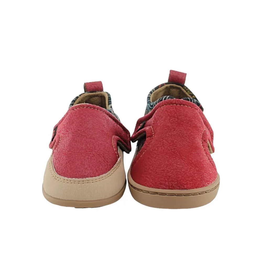 Par de Baby Lobitos Barefoot Paulitos Tribu, calçado infantil barefoot em tom granada, com fecho duplo em velcro, sola flexível e detalhes estampados.