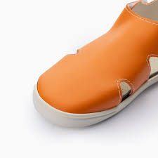 Detalhe da ponta larga e ergonómica da sandália barefoot laranja 'Valencia' da Baby Lobitos, mostrando a sola fina e flexível.