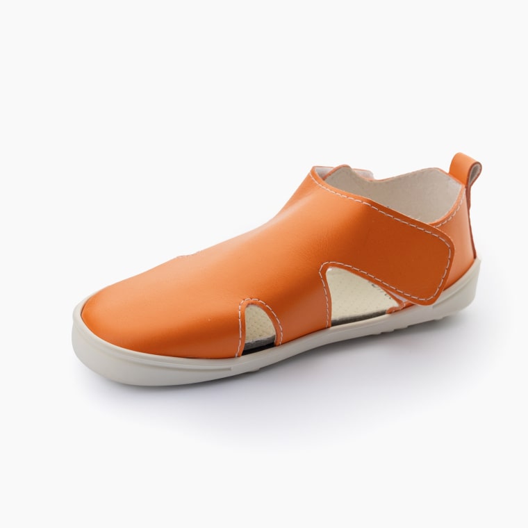 Sandália desportiva Baby Lobitos Valencia em pele laranja, com fecho de velcro, vista em ângulo sobre fundo branco, destacando o interior suave.