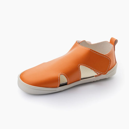 Sandália desportiva Baby Lobitos Valencia em pele laranja, com fecho de velcro, vista em ângulo sobre fundo branco, destacando o interior suave.