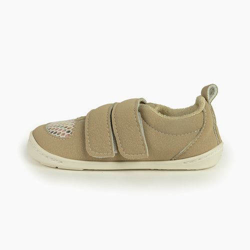 Sapatilha Baby Lobitos Duna barefoot bege, vista de perfil, mostrando a sola fina e o fecho de velcro duplo.