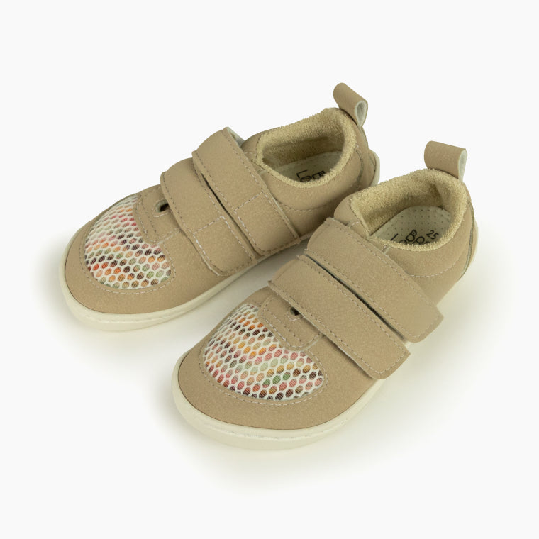 Par de sapatilhas barefoot Baby Lobitos Duna cor areia, com fecho duplo de velcro e biqueira em rede colorida, vistas de cima.