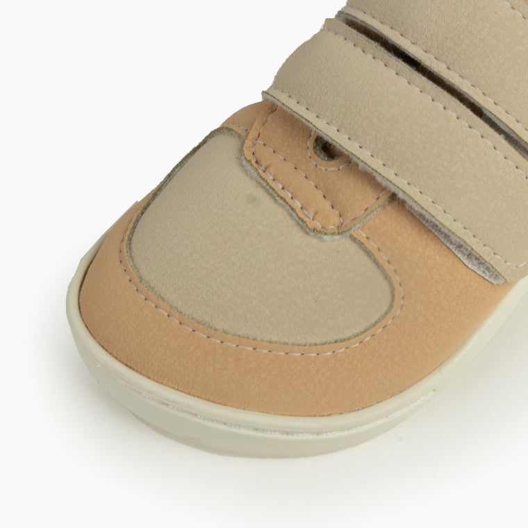 Close-up da biqueira larga e arredondada das sapatilhas Baby Lobitos Barefoot Sierra, mostrando o material técnico e o fecho de velcro.