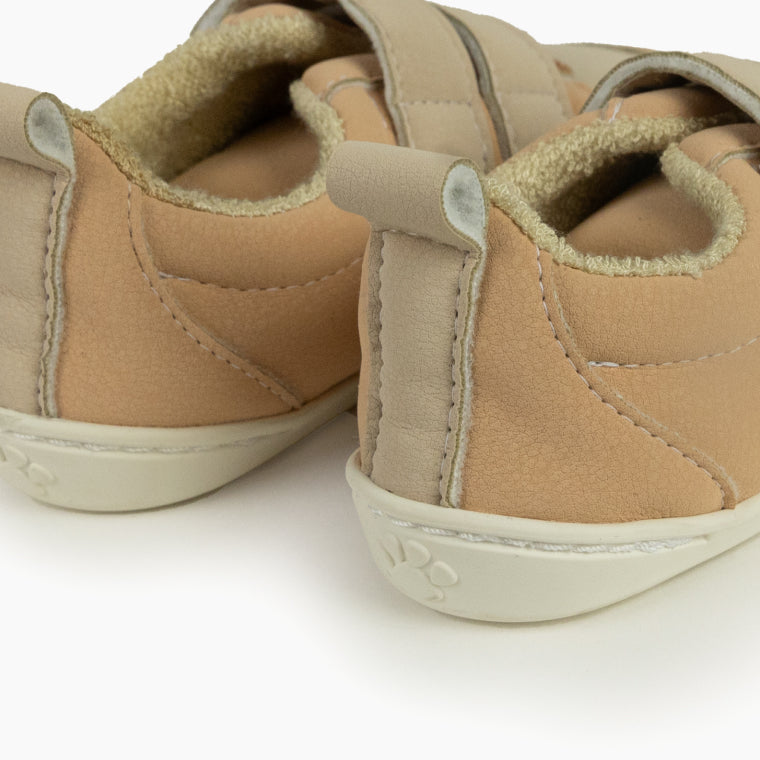 Detalhe da parte traseira das sapatilhas Baby Lobitos Barefoot Sierra, evidenciando o puxador do calcanhar e a sola flexível com um pequeno desenho de pata.