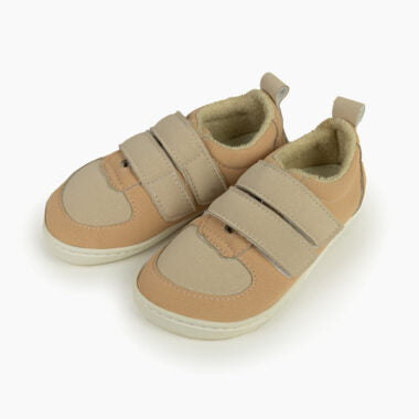 Par de sapatilhas Baby Lobitos Barefoot Sierra em tom pêssego/bege, com fecho de velcro duplo, vistas de cima e ligeiramente de lado.