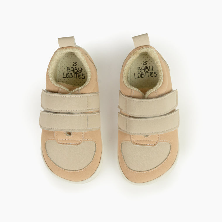Vista superior de um par de sapatilhas Baby Lobitos Barefoot Sierra, mostrando o interior com a marca e o tamanho (25) na palmilha.